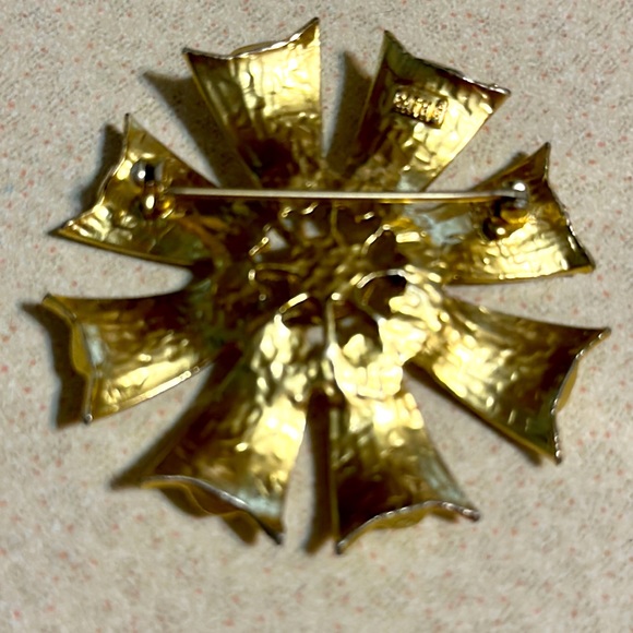 Vintage CATHE gold tone flower shaped broach (424) - Picture 2 of 4